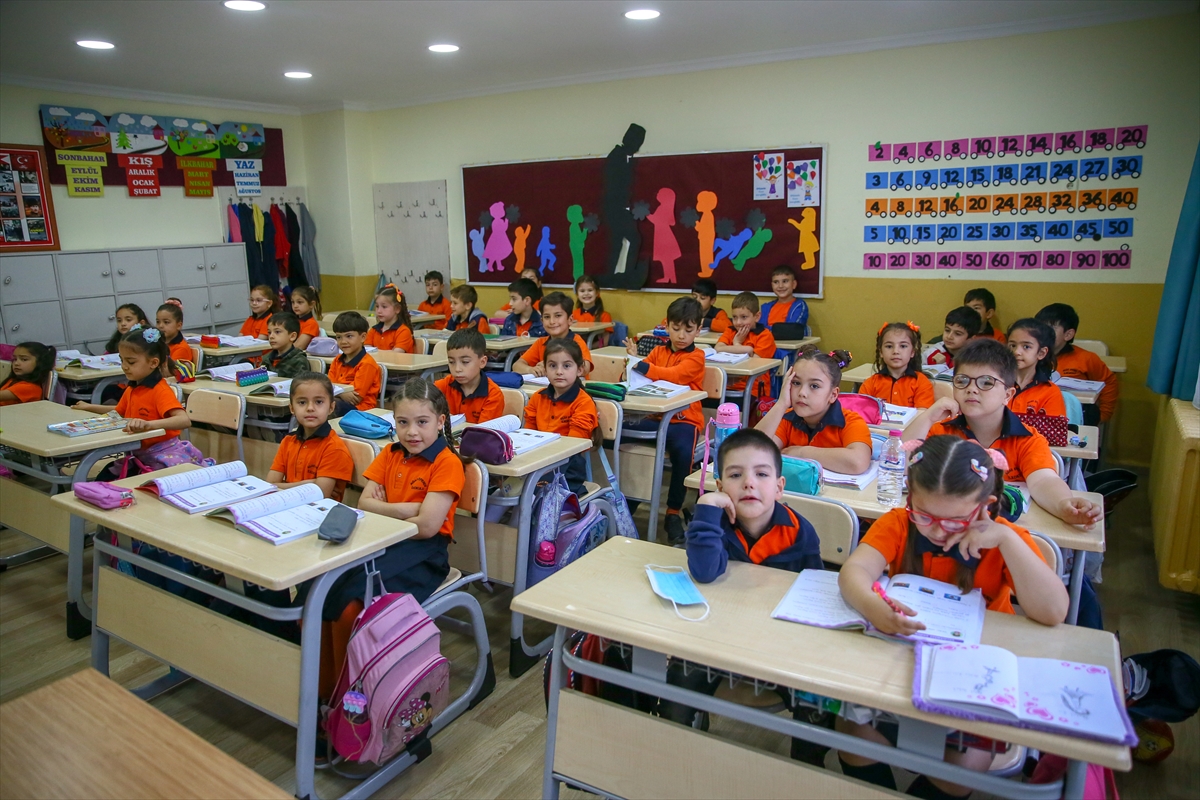 İzmir'de öğrenciler sınıflara maskesiz girmenin mutluluğunu yaşadı