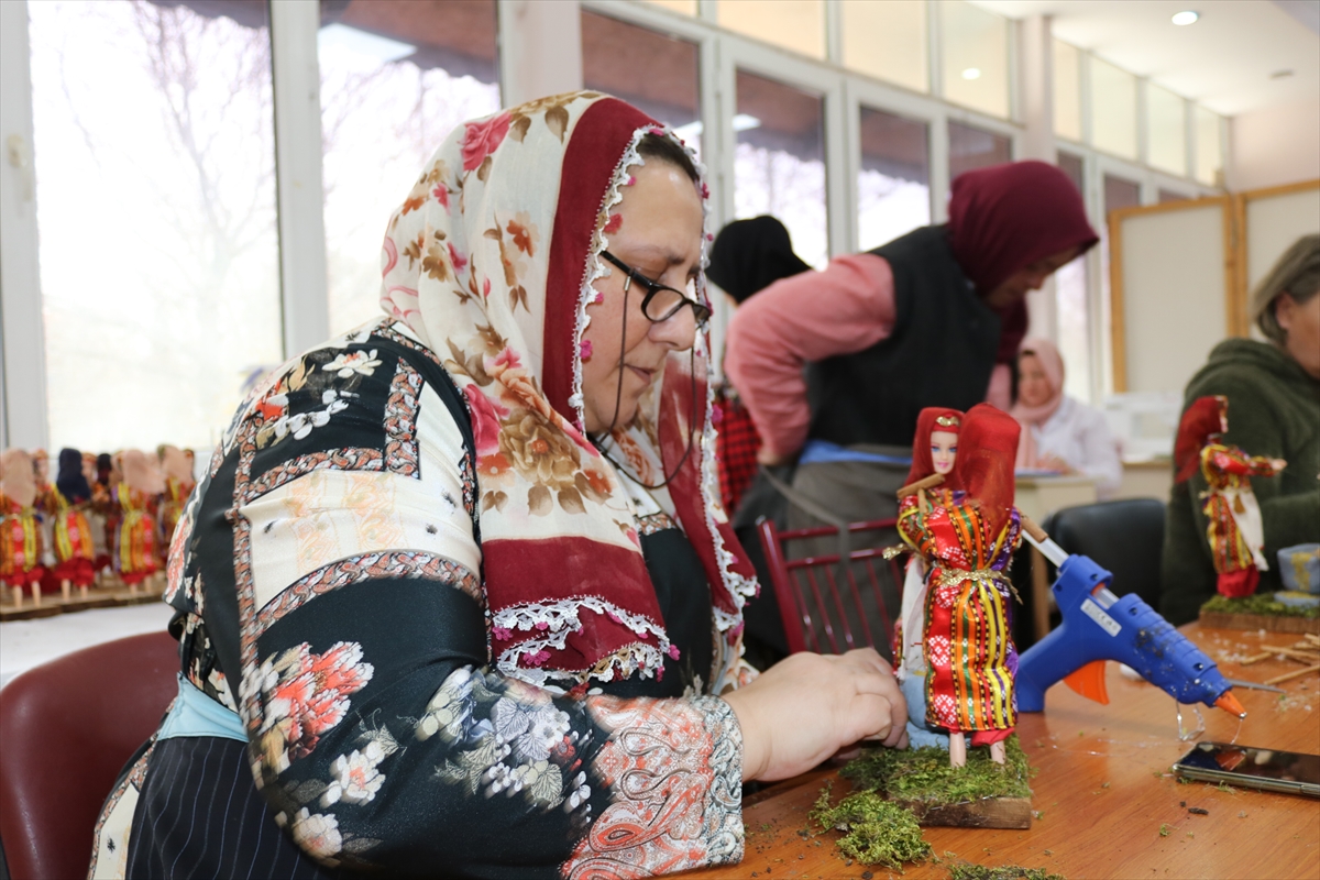 Kadınların atık malzemelerden yaptıkları el emeği ürünler yurt dışına açıldı