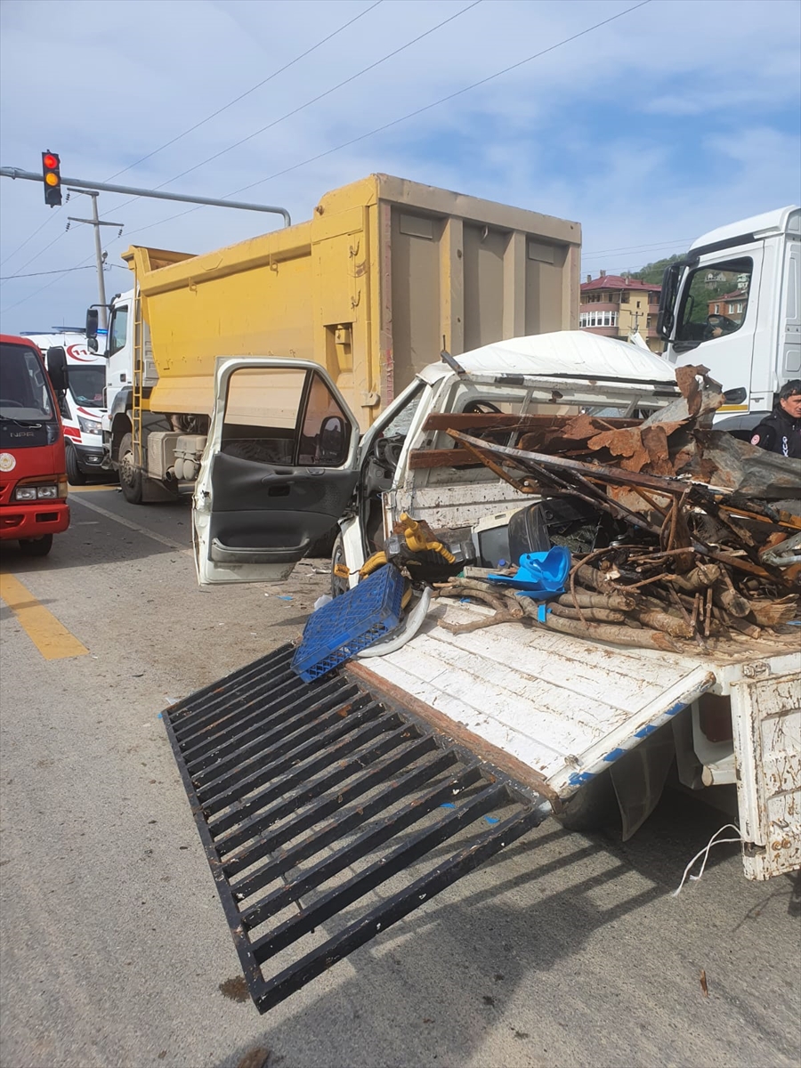 Kamyon ile kamyonetin çarpıştığı kazada 1 kişi öldü, 1 kişi yaralandı