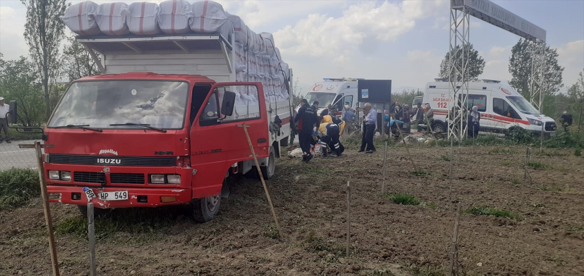 Kamyonet ile tarım aracının çarpıştığı kazada 1 kişi öldü, 2 kişi yaralandı