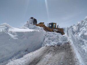 KARS (AA) – Kar ve tipi nedeniyle ulaşıma kapanan Kağızman-Ağrı