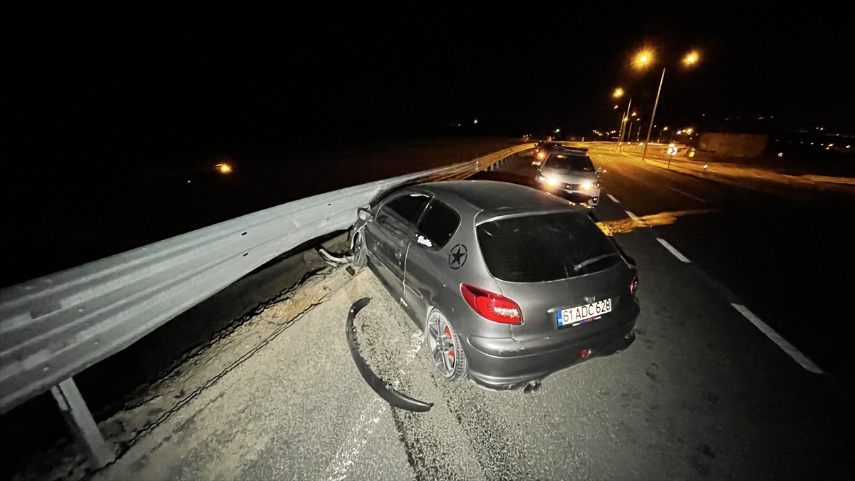 Karabük'te bariyere çarpan otomobilin sürücüsü yaralandı