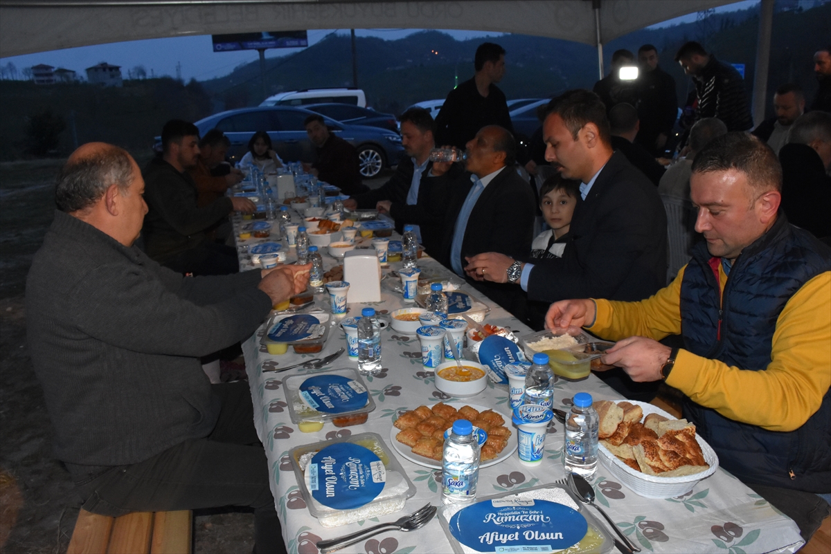 Karadeniz Sahil Yolu'nda seyreden yolculara iftar yemeği verildi