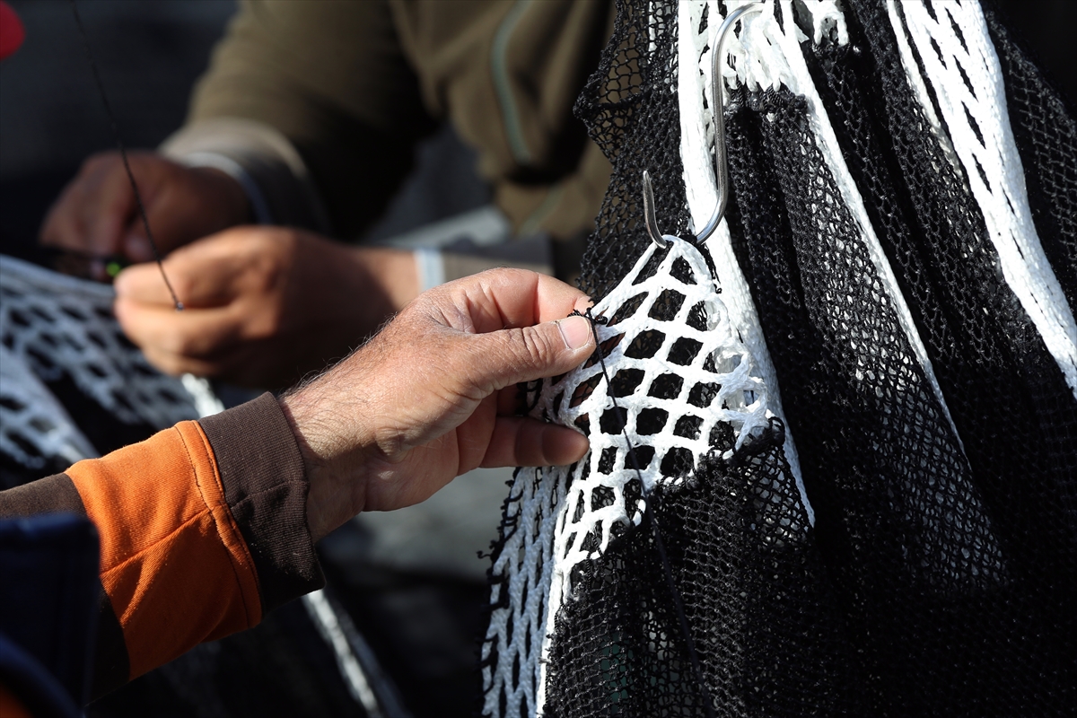 Karadenizli balıkçılar av yasağının başlamasıyla bakım ve onarım çalışmalarına başladı