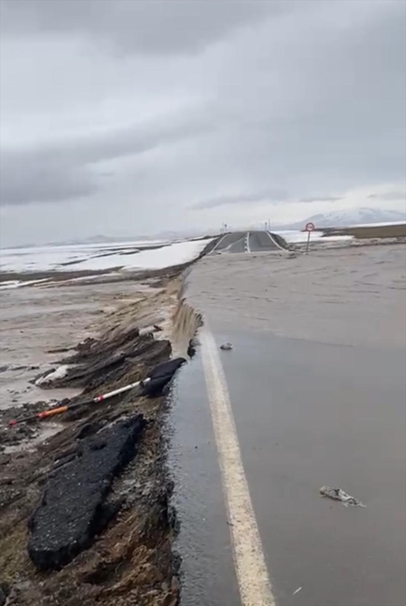 Kars'ta eriyen kar suları nedeniyle 2 kara yolu ulaşıma kapatıldı
