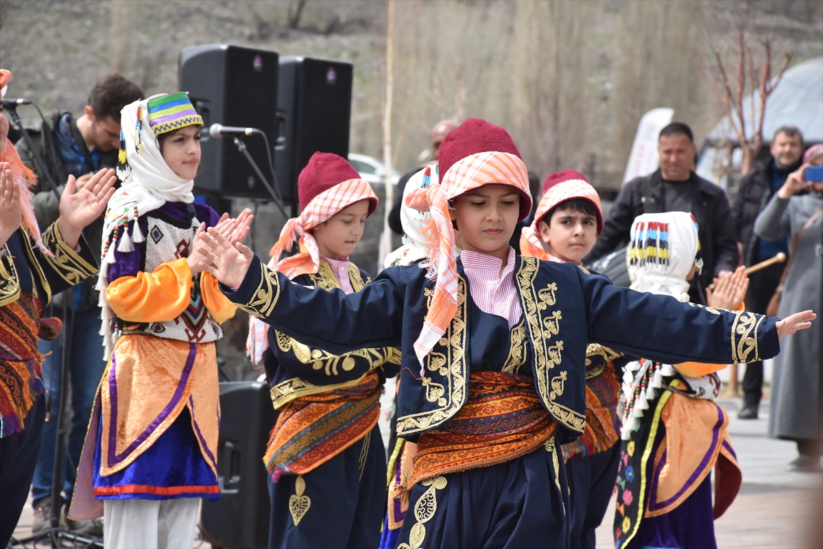 Kars'ta vatandaşlar ellerinde Türk bayraklarıyla Turizm Haftası'nı kutladı