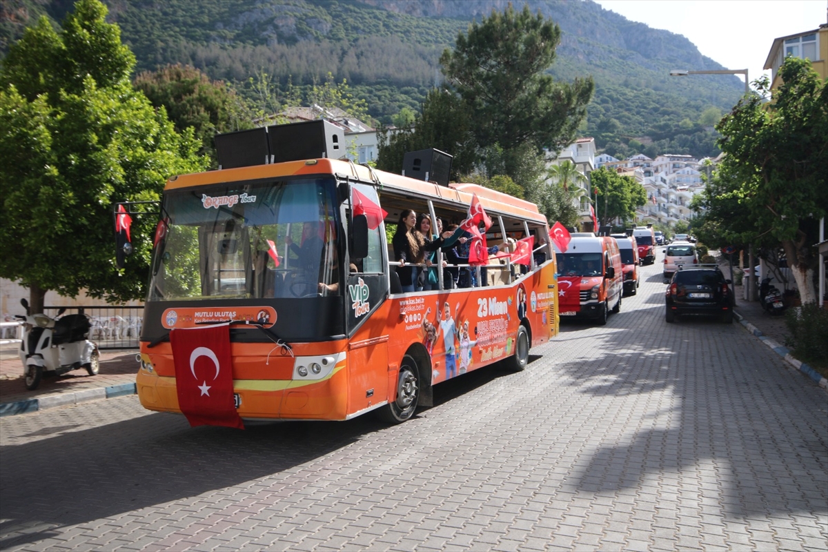 Kaş Belediyesinden 15 bin çocuğa 23 Nisan hediyesi