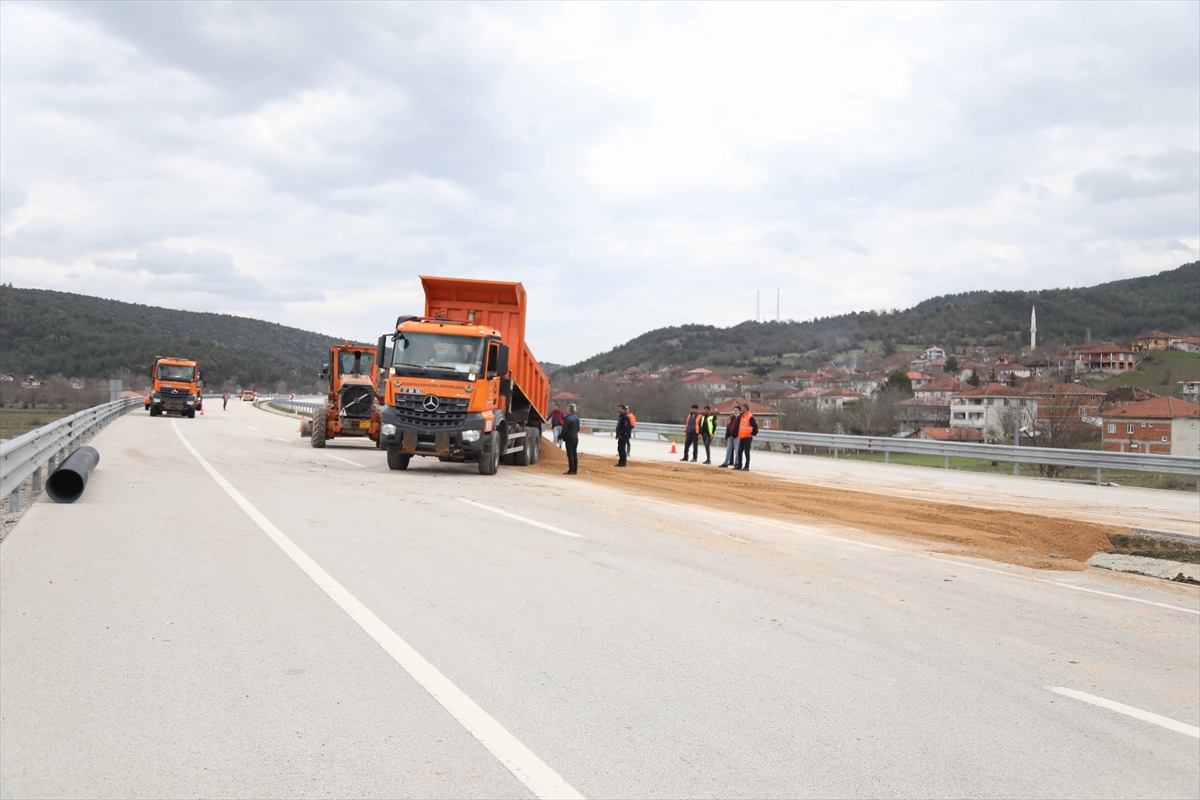 GÜNCELLEME – Kastamonu'da çökme yaşanan kara yolunun bir yönü ulaşıma kapandı