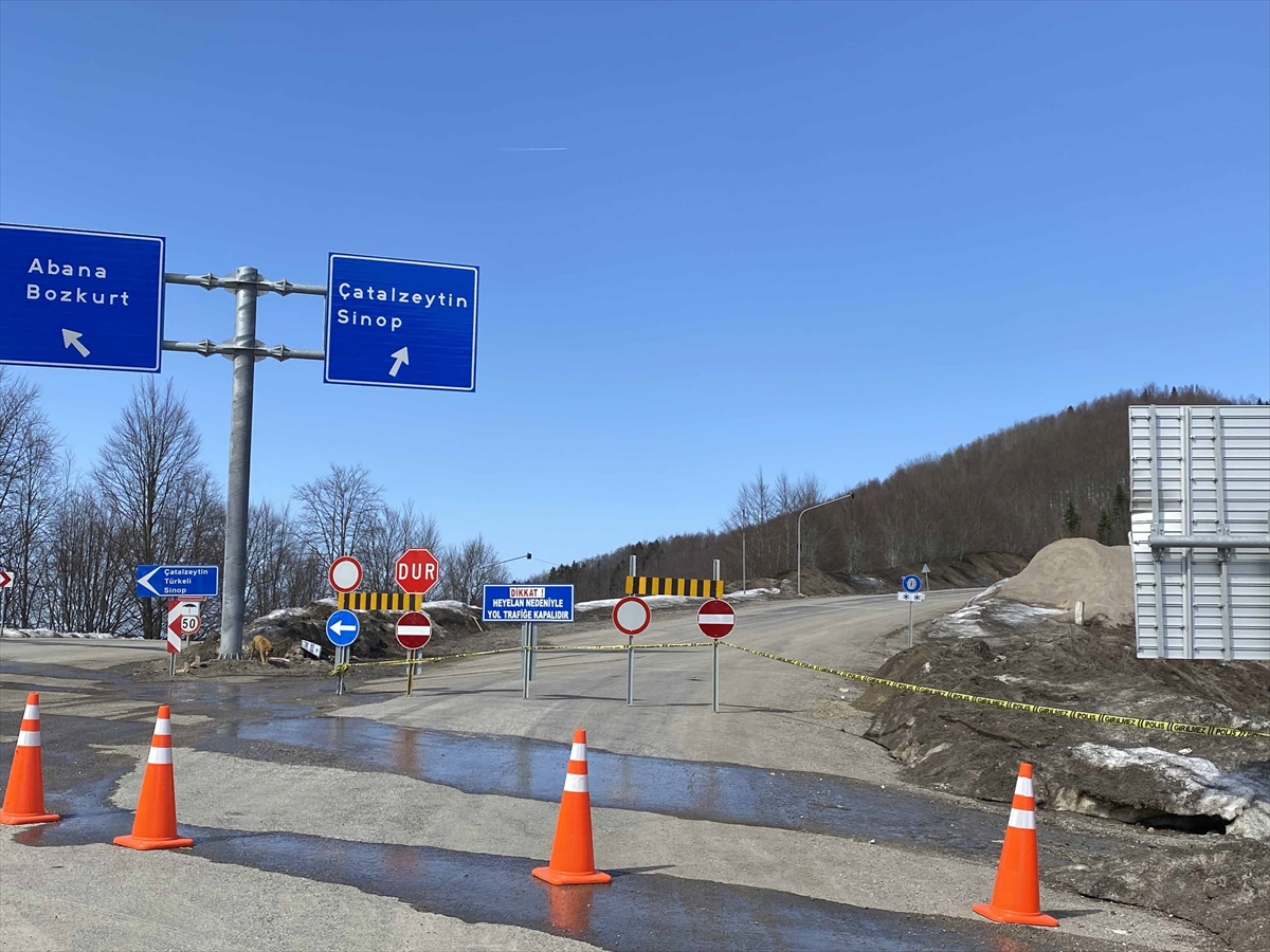 Kastamonu'da heyelan nedeniyle kapanan Çatalzeytin kara yolunda çalışmalar sürüyor