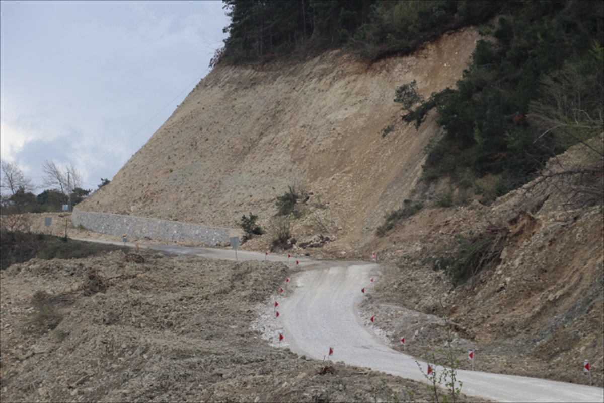 Kastamonu'da heyelan nedeniyle kapanan yol açıldı