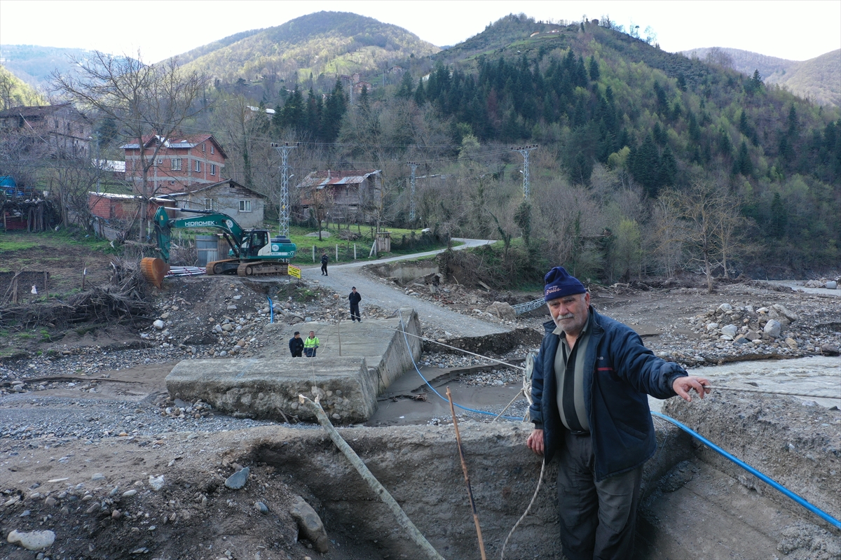 Kastamonu'da köprüleri yıkılan köylüler erzaklarını çaydan halatla taşıyor