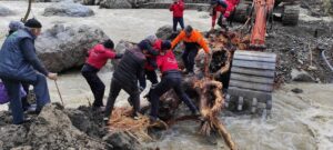 KASTAMONU (AA) – Kastamonu'nun İnebolu ilçesinde sel nedeniyle yolu kapanan