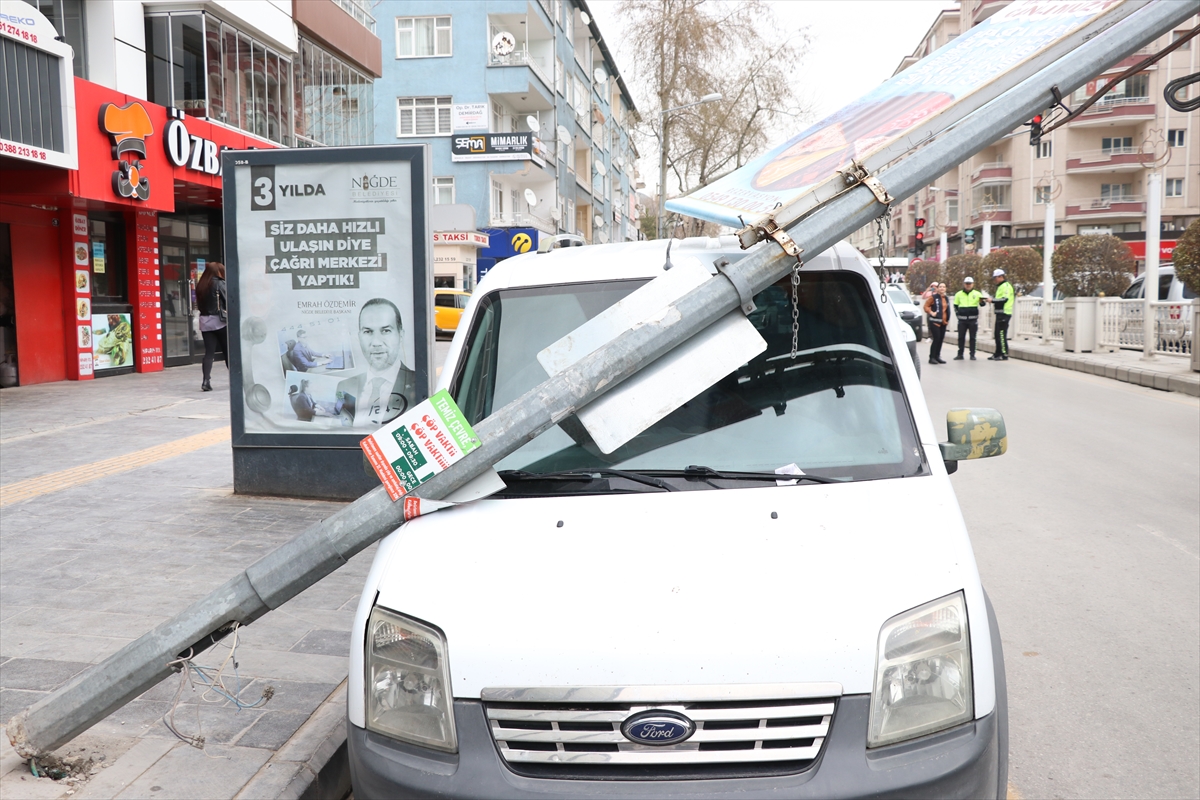 Kayseri ve Niğde'de fırtına yaşamı olumsuz etkiledi