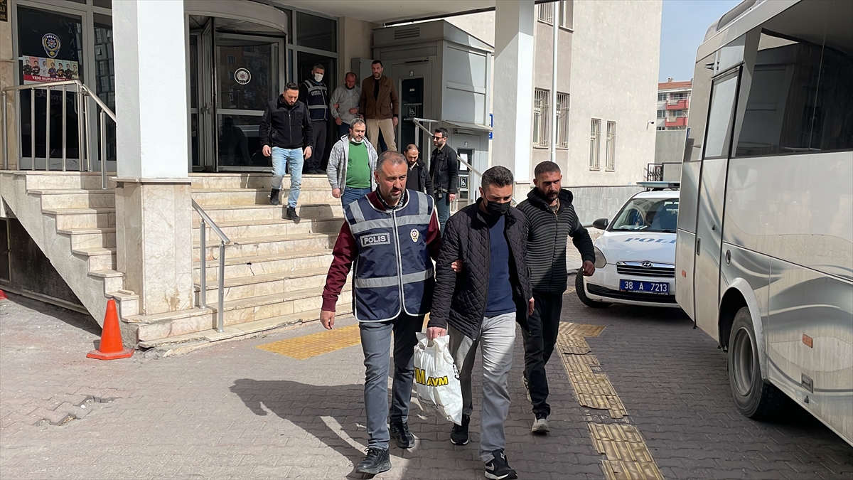 Kayseri'de çeşitli suçlardan aranan 13'ü firari hükümlü 18 kişi yakalandı