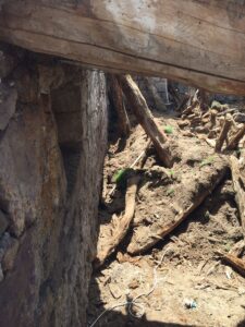 KAYSERİ (AA) – Kayseri'nin Tomarza ilçesinde baba ile oğlu, yıkmak