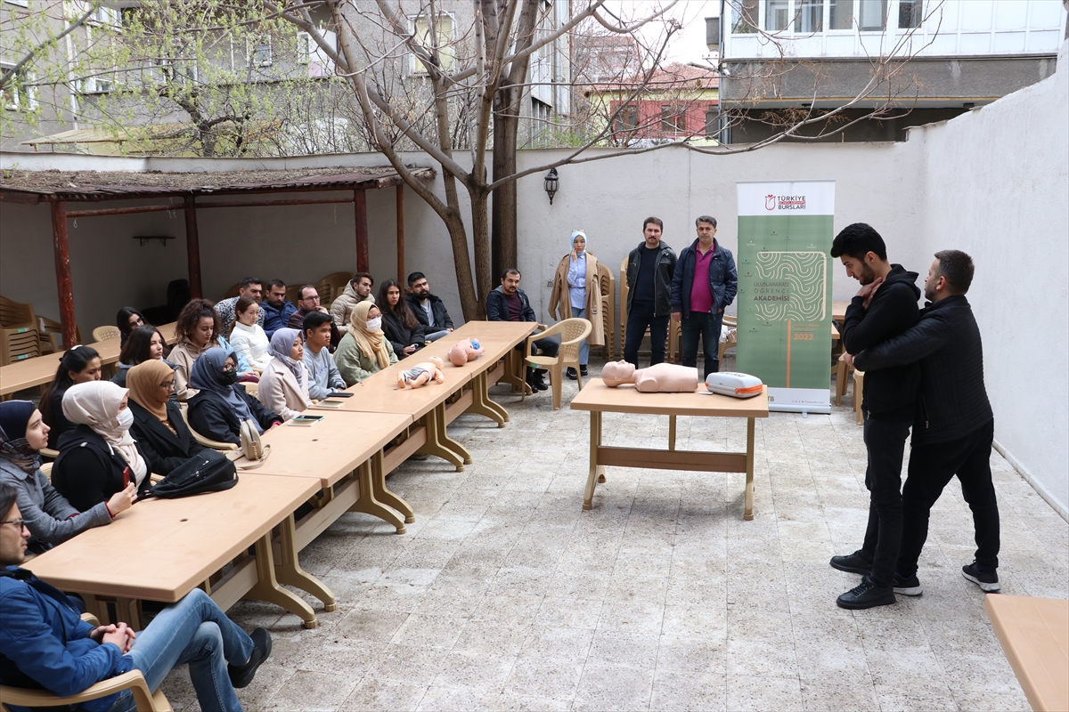 Kayseri'de yabancı uyruklu öğrencilere ilk yardım eğitimi