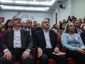 - Parti Okulu'nun Sosyal Demokrat İdeoloji Eğitimi'ne katılan CHP Genel