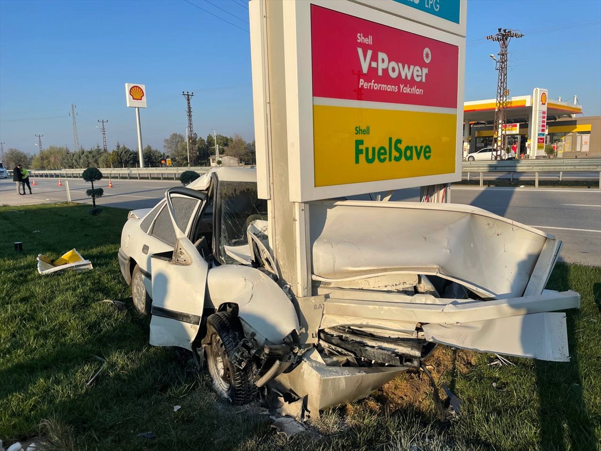 Kırklareli'nde akaryakıt istasyonunun tabelasına çarpan otomobilin sürücüsü öldü