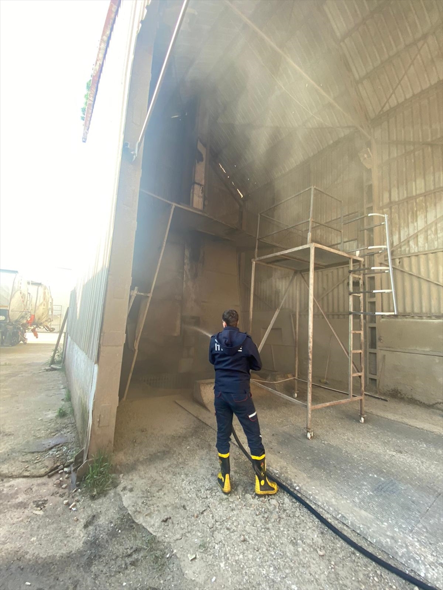 KIRKLARELİ (AA) – Kırklareli'nin Lüleburgaz ilçesinde bir un fabrikasında çıkan