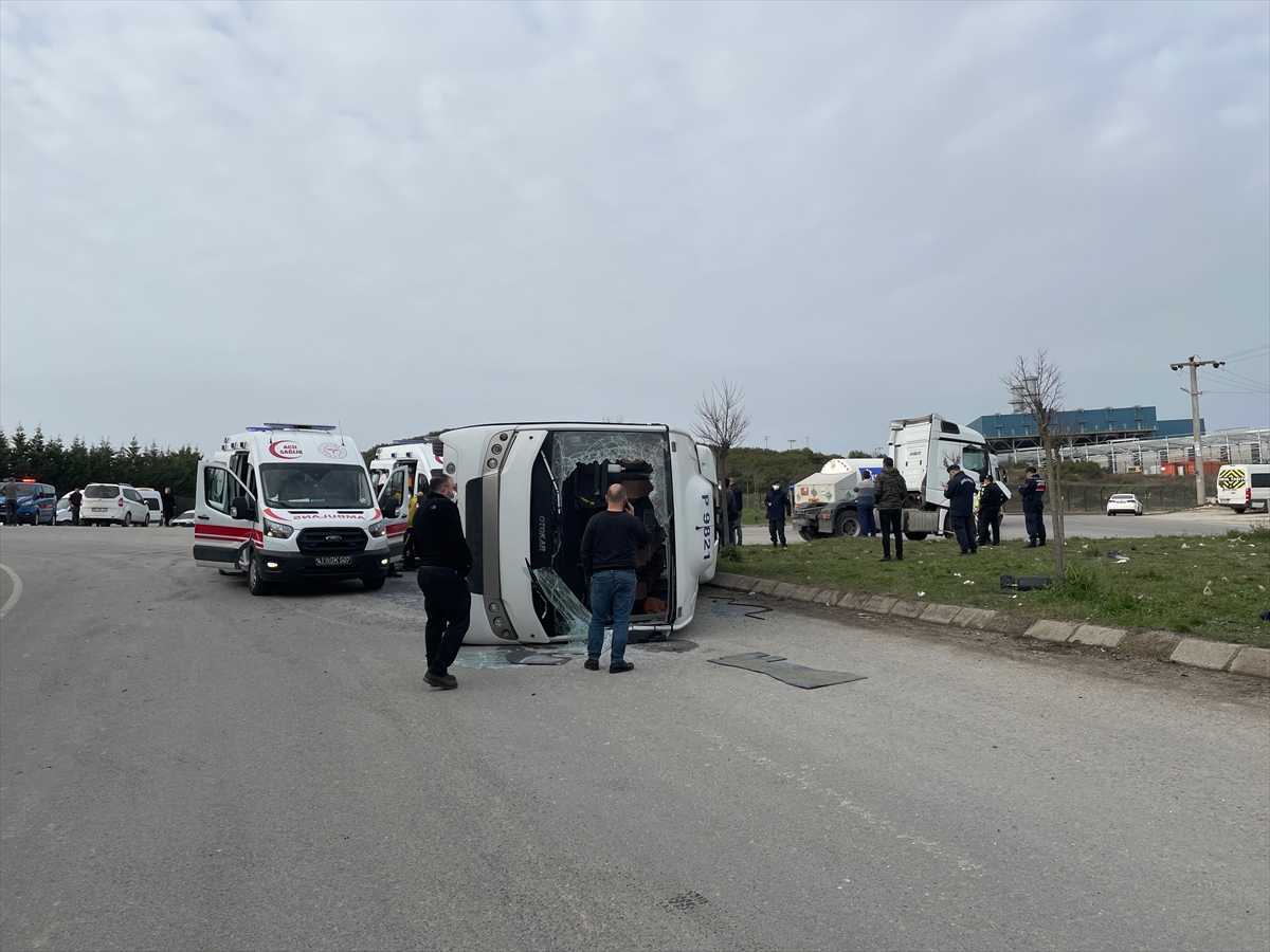 GÜNCELLEME – Kocaeli'de tanker ile servis midibüsü çarpıştı, 22 kişi yaralandı