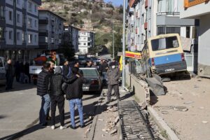 - Kaza sırasında içinde yolcu bulunmayan dolmuşun şoförü ağır yaralandı