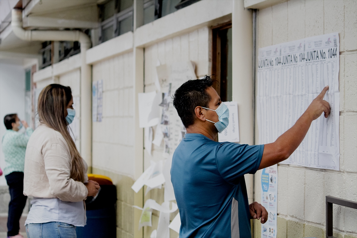 Kosta Rika halkı devlet başkanlığı 2. tur seçimi için sandık başında