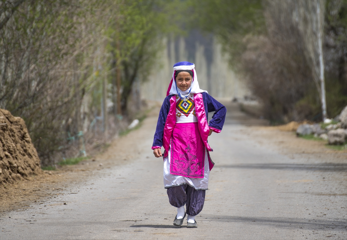 Köy çocuklarından bayramlarına özel coşkulu 23 Nisan kutlaması