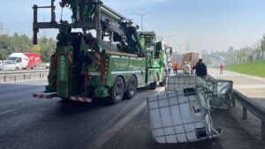 İSTANBUL (AA) – İstanbul Küçükçekmece'de Avrupa Otoyolu'nda iki kamyonun karıştığı