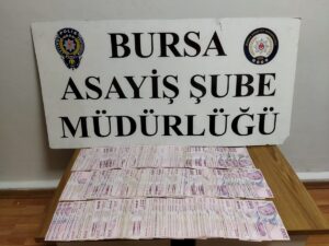 - Bursa'da poşetteki paralarla apartmana giren kişinin elindeki 59 bin