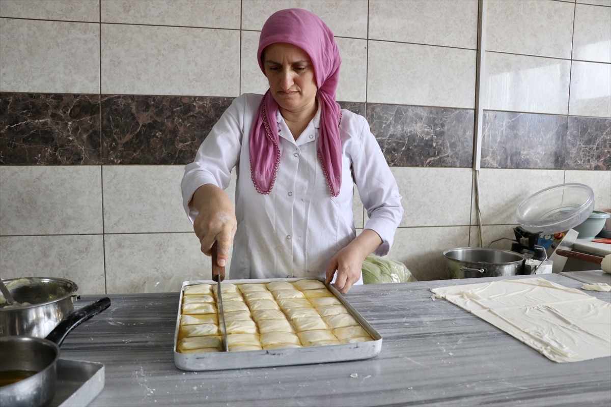 Laz böreği Karadeniz'de iftar sofralarını süslüyor