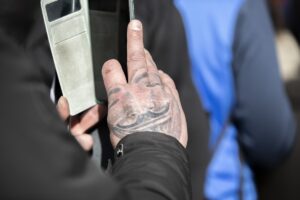 LONDRA (AA) – İngiltere’nin başkenti Londra’da, Başbakanlık konutunun önünde toplanan