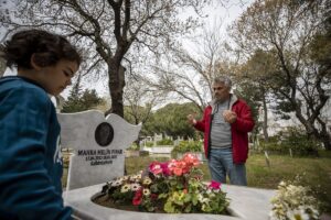 ANTALYA (AA) – AYŞE YILDIZ – Antalya'da sahipsiz köpeklerden kaçarken