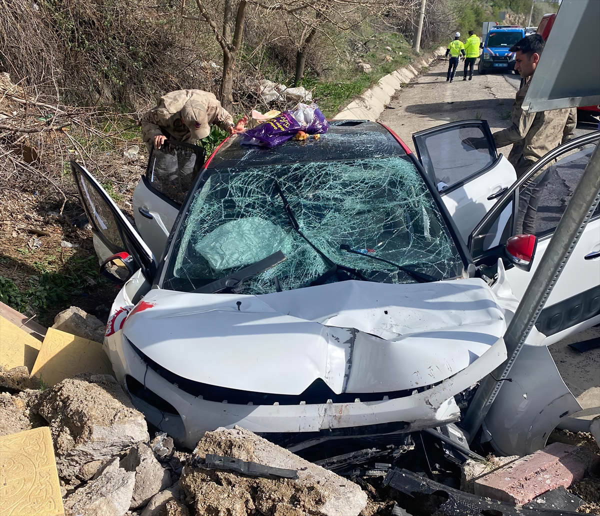 Malatya'da menfeze çarpan otomobildeki 1 kişi öldü, 5 kişi yaralandı