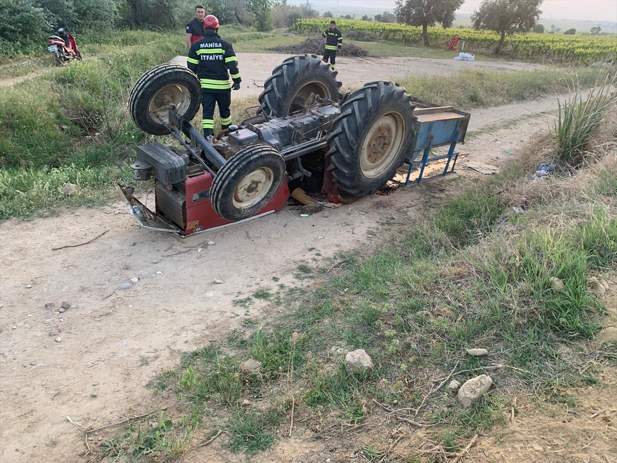 Manisa'da devrilen traktörün altında kalan sürücü öldü