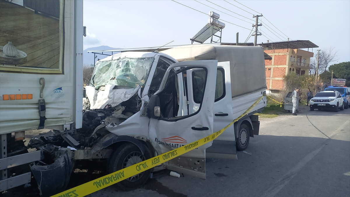 Manisa'da inşaat işçilerini taşıyan kamyonet kamyona çarptı, 10 kişi yaralandı