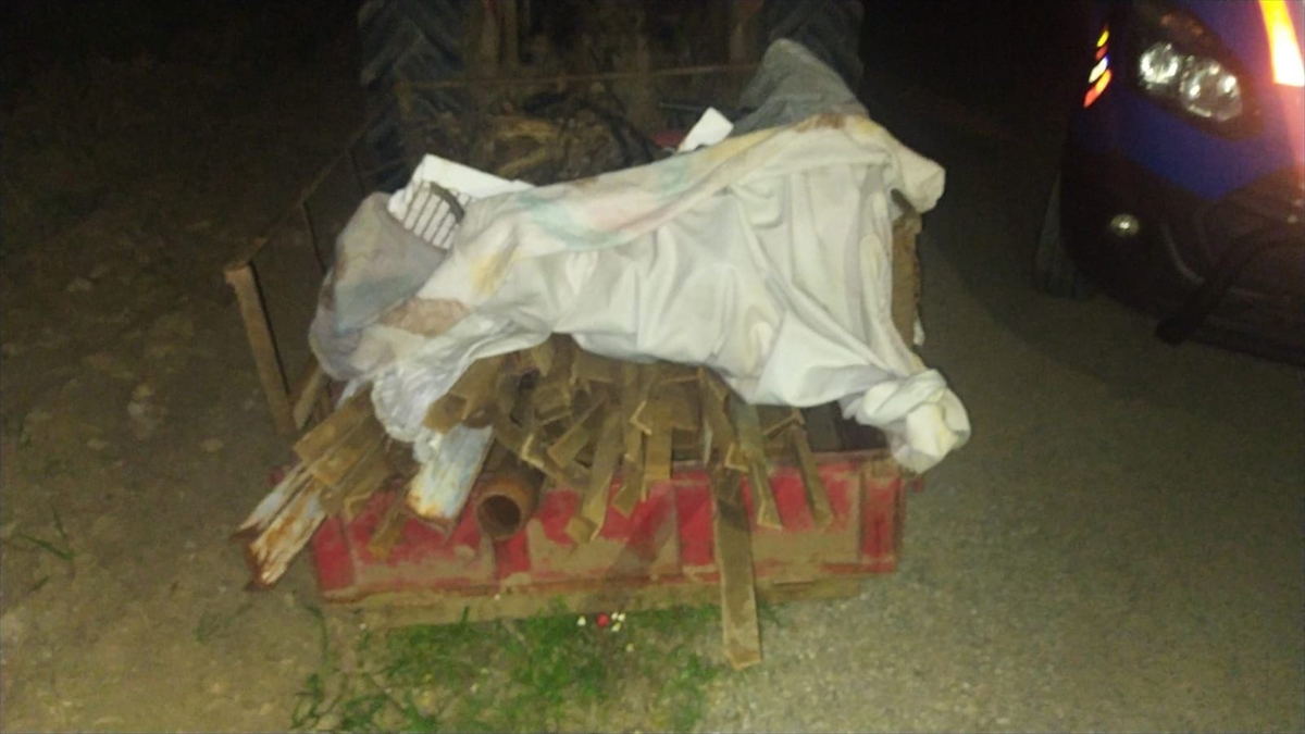 Manisa'da üzüm bağlarından 750 kilogram demir çalan 2 kişi yakalandı