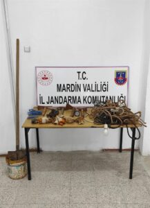 MARDİN (AA) – Mardin'de kaçak kazı yapan 5 zanlı, jandarma