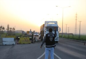 MARDİN (AA) – Mardin'de güvenlik önlemi alan polis ekipleri, elleri