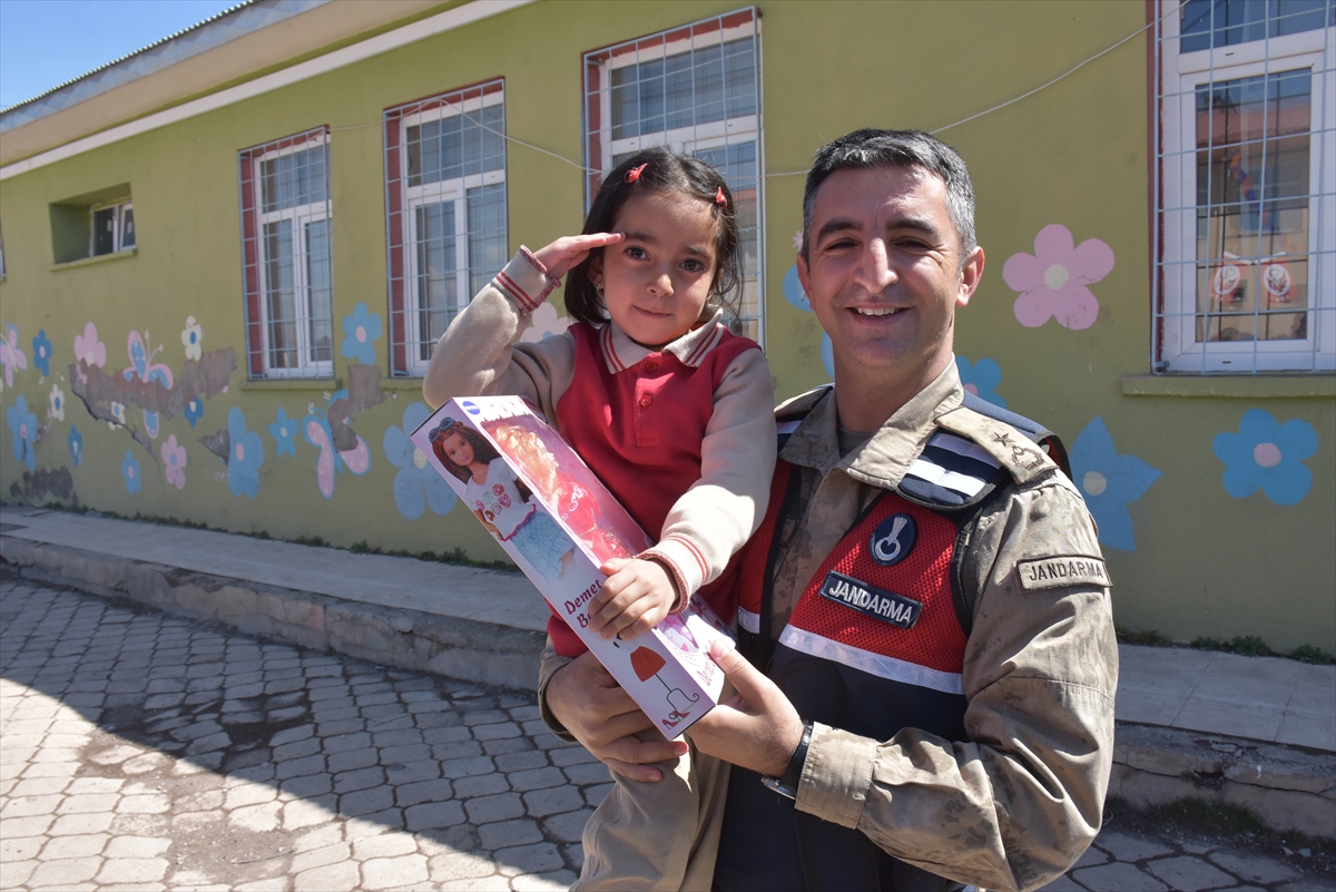 Mehmetçik 23 Nisan dolayısıyla köy okuluna 1500 kitap bağışladı