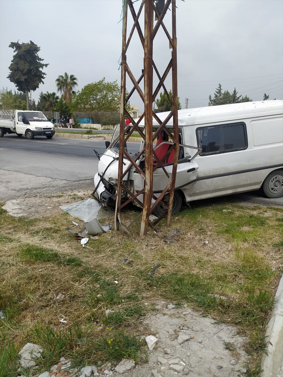 Mersin'de elektrik direğine çarpan minibüsteki 4 kişi yaralandı