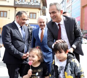 - "2022 yılında 53 milyon olan Rize'deki eğitim yatırımlarına bugün