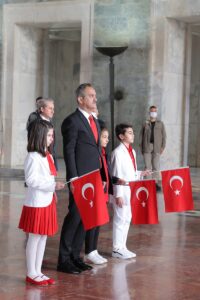 - Bakan Özer, Anıtkabir Özel Defteri'ne "Milli mukadderatımızı aydınlık yarınlara