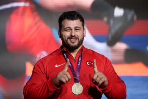 - Grekoromen stil 130 kilo finalinde Sotnikov'u 4-0 yenen Rıza