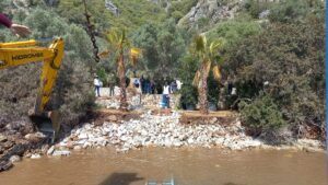 MUĞLA (AA) – Muğla'nın Dalaman ilçesi Sıralıbük Koyu'nda kaçak yapıların