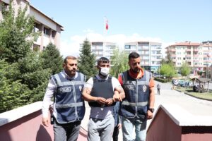 NİĞDE (AA) – Niğde'de Akkaya Baraj Gölü yakınında silahla vurulmuş