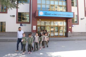 NİĞDE (AA) – Niğde'de ilkokul 3. sınıf öğrencileri, harçlıklarından biriktirdikleri