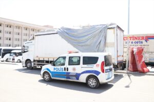 NİĞDE (AA) – Niğde'de tırın dorsesinden düşerek ağır yaralanan çocuk,