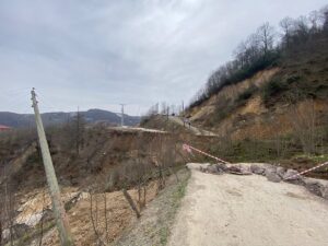 ORDU (AA) – Ordu'nun Kabataş ilçesinde heyelan sonucu yolda göçük