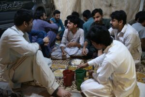 İSLAMABAD (AA) – Pakistan'da Müslümanlar, tandırda pişen roti ekmeği ve