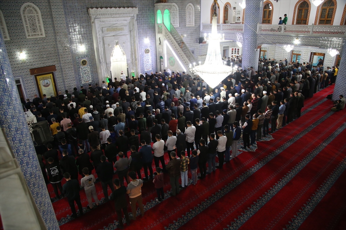 Peygamberler şehri Şanlıurfa'da ilk teravih namazı kılındı